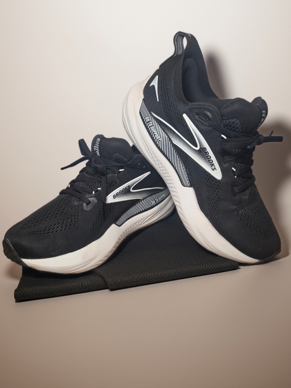 NWOT Brooks Glycerin GTS 22 Black and White Women's Running Sneakers Size 8 Wide
